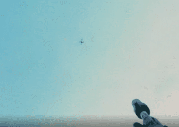 Video: Ukrainian FPV Drone Dive Bombs Russian Position in Donetsk